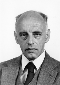 842010 Portret van dr. Bart Hofman (1921), lid van Gedeputeerde Staten van Utrecht namens de VVD, tussen 1974 en 1983.